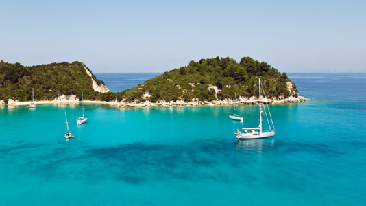 An schönen Tagen bekommen Segler alles: türkises Meer, grüne Inseln und darüber das gleißende Licht der Sonne. Schöner kann man nicht reisen.