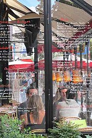 Eine Caféterasse in Paris © Gabriele Kalmbach