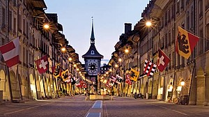 Kramgasse mit Fahnen und Beleuchtung in Bern ©Switzerland Tourism