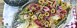 Escabeche - Frittierter und marinierter Fisch mit Oliven und Zwiebeln © Zoryanchik / istock.com