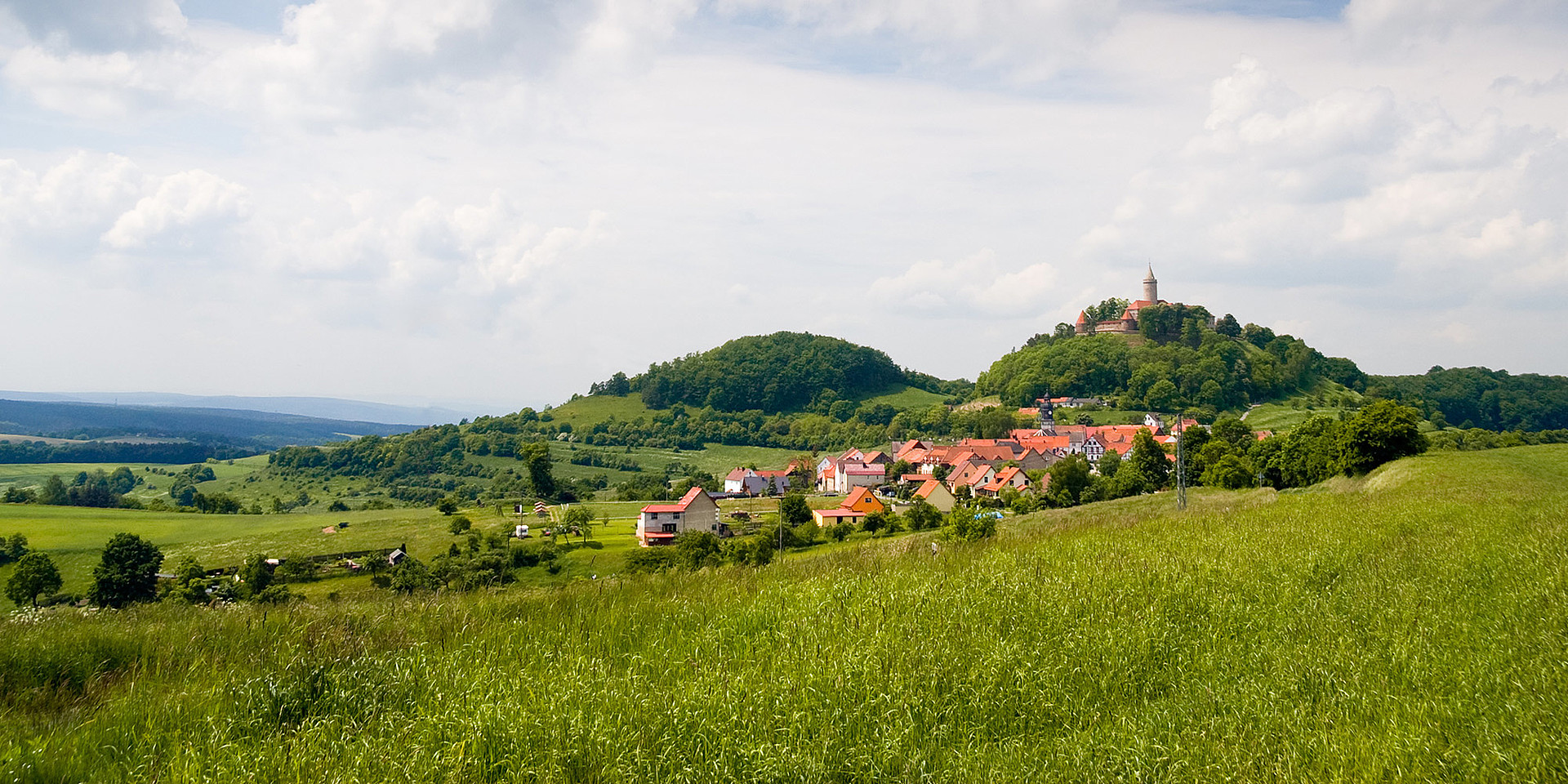 Die Thüringer Landschaft in der Nähe von Kahla mit Schloss Leuchtenburg © Andre Helbig / shutterstock.com