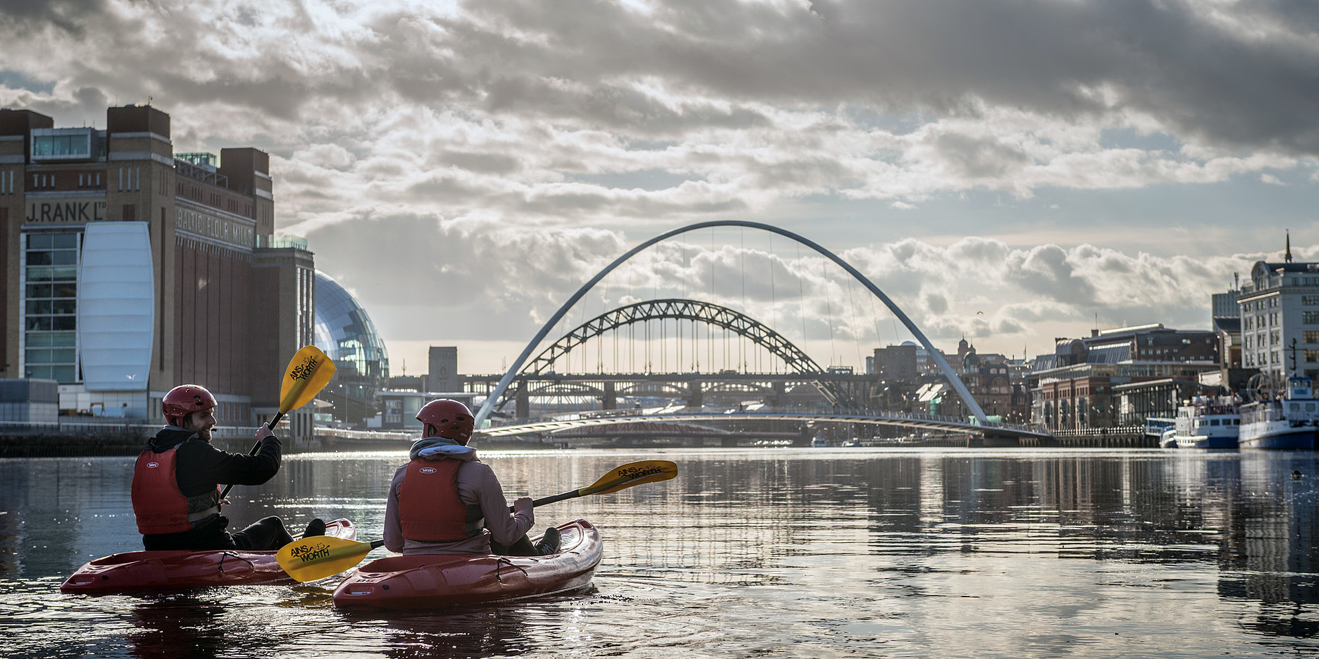 Ausfahrt mit dem Kajak auf dem Fluss Tyne mit Blick auf das Panorama von Newcastle Upon Tyne. ©VisitBritain/NGI/Michael Baister