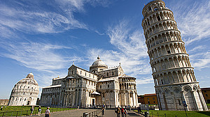 Pisa: Piazza dei Miracoli mit Baptisterium, Kathedrale und Schiefen Turm, Toskana © Christina Anzenberger-Fink, Toni Anzenberger / DuMont Bildarchiv