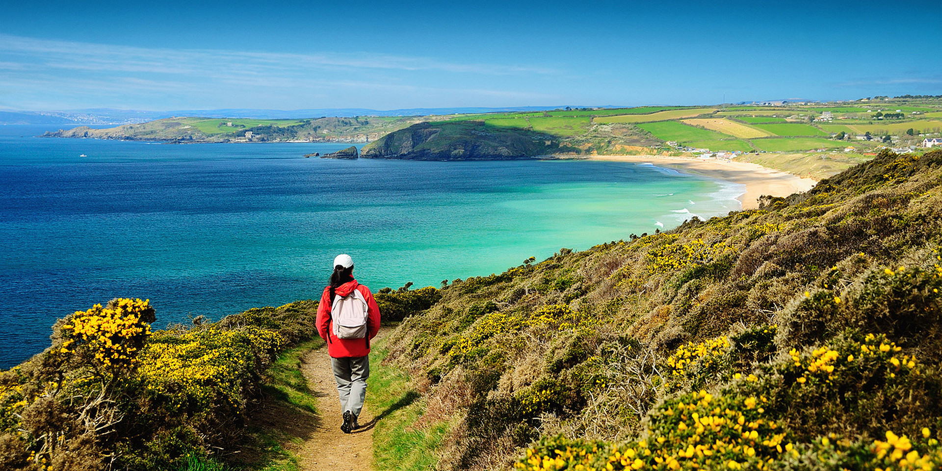 Wanderer auf dem Küstenpfad Richtung Praa Sands in Cornwall. ©South West Coast Path/Roy Curtis