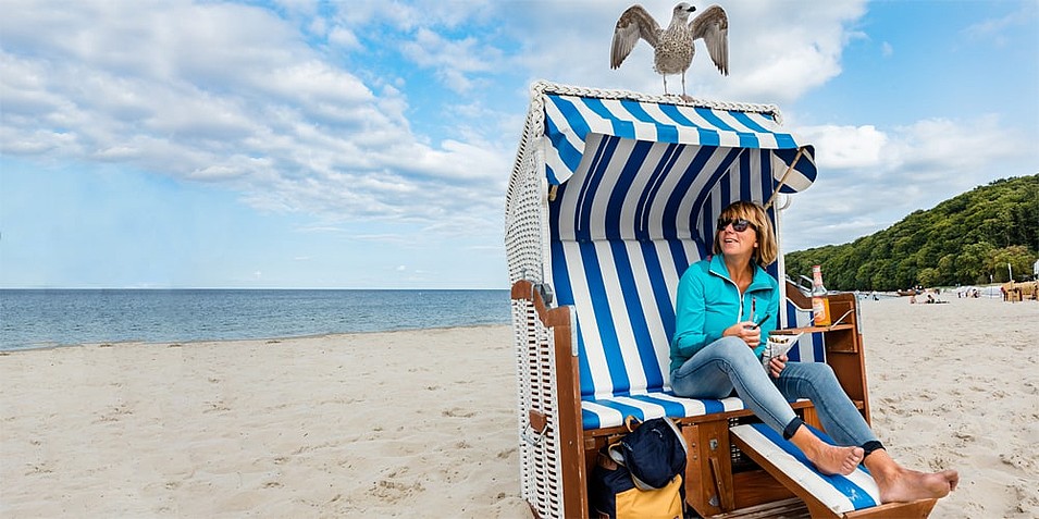 Ein Strandkorb und ein kühles Getränk am Strand sowie das Wellenrauschen im Ohr – alles, was zu einem perfekten Tag am Strand von Binz gehört. © TMV/Kirchgessner