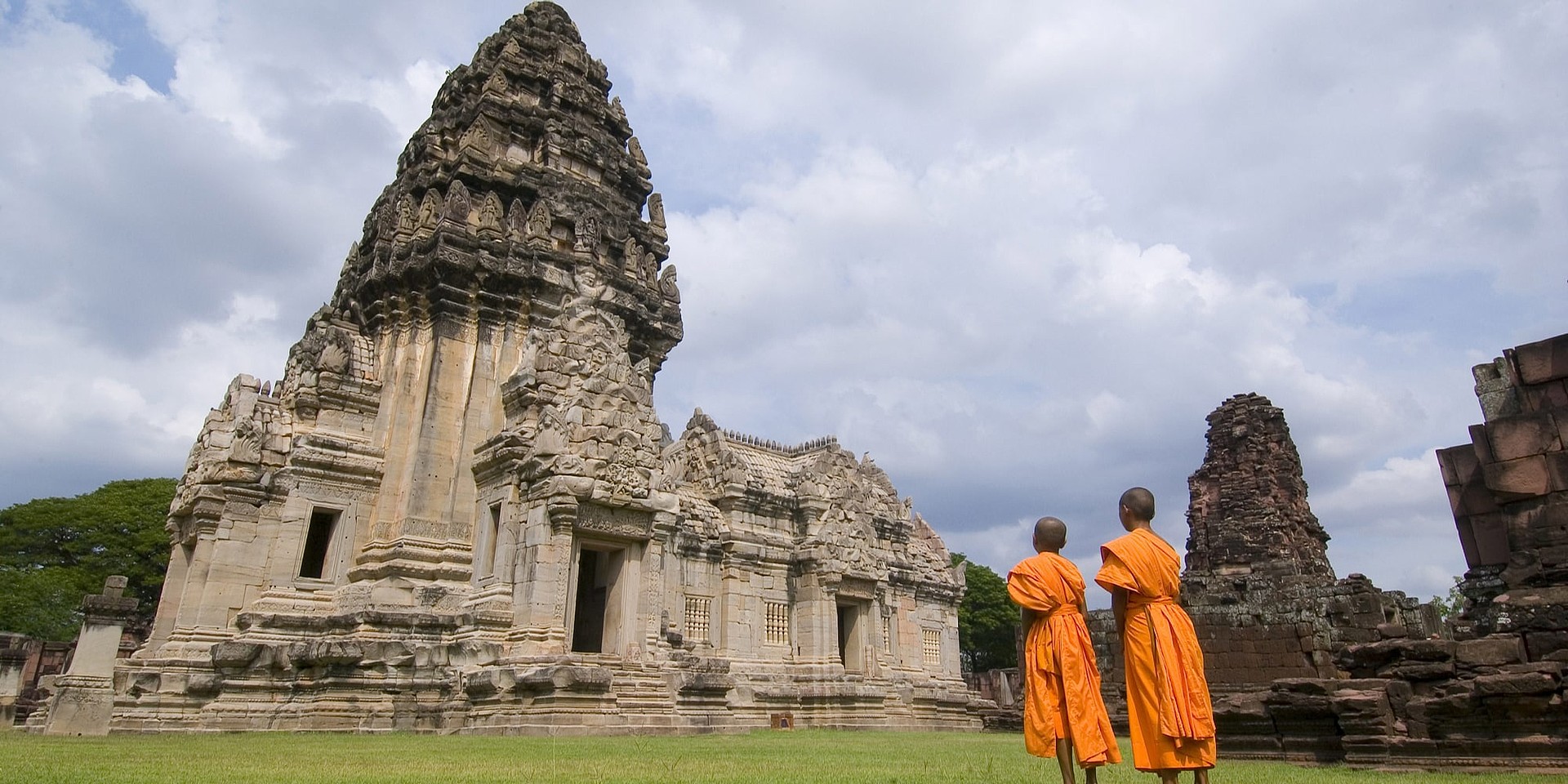 Zwei junge Mönche vor den Ruinen der Khmer-Tempelanlage in Nakhon Ratchasima © Thailändisches Fremdenverkehrsamt