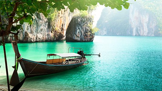 Langboot in einer Lagune Thailands © IakovKalinin, iStock 