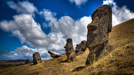 Moai-Statuen am Rano Raraku Vulkan © Onfokus / iStock.com