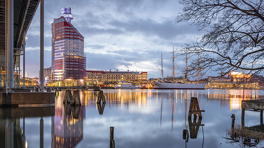 Neben der Oper und der Viermasterbark Viking steht der "Lippenstift". © Anders Wester/Göteborg & Co