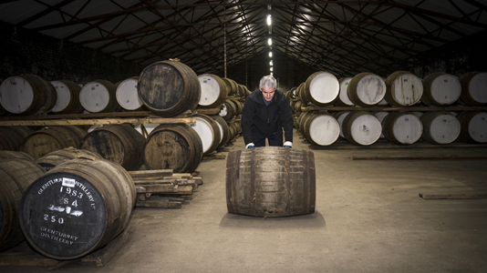 Whisky-Fässer in der Glenturret Distillery @VisitScotland.com