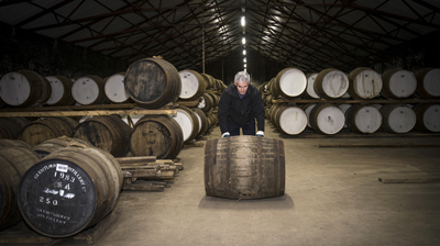 Whisky-Fässer in der Glenturret Distillery @VisitScotland.com