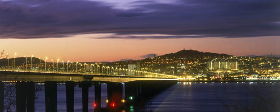 Blick über die Tay-Brücke auf Dundee @VisitScotland.com