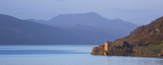 Blick auf Loch Ness und das Urquhart Castle @VisitScotland.com