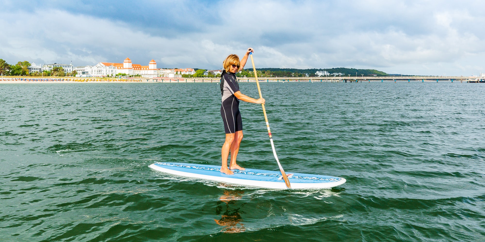 Perspektivwechsel: Auf dem Stand-up-Paddel-Board lässt sich Binz vom Wasser aus entdecken. © TMV/Kirchgessner