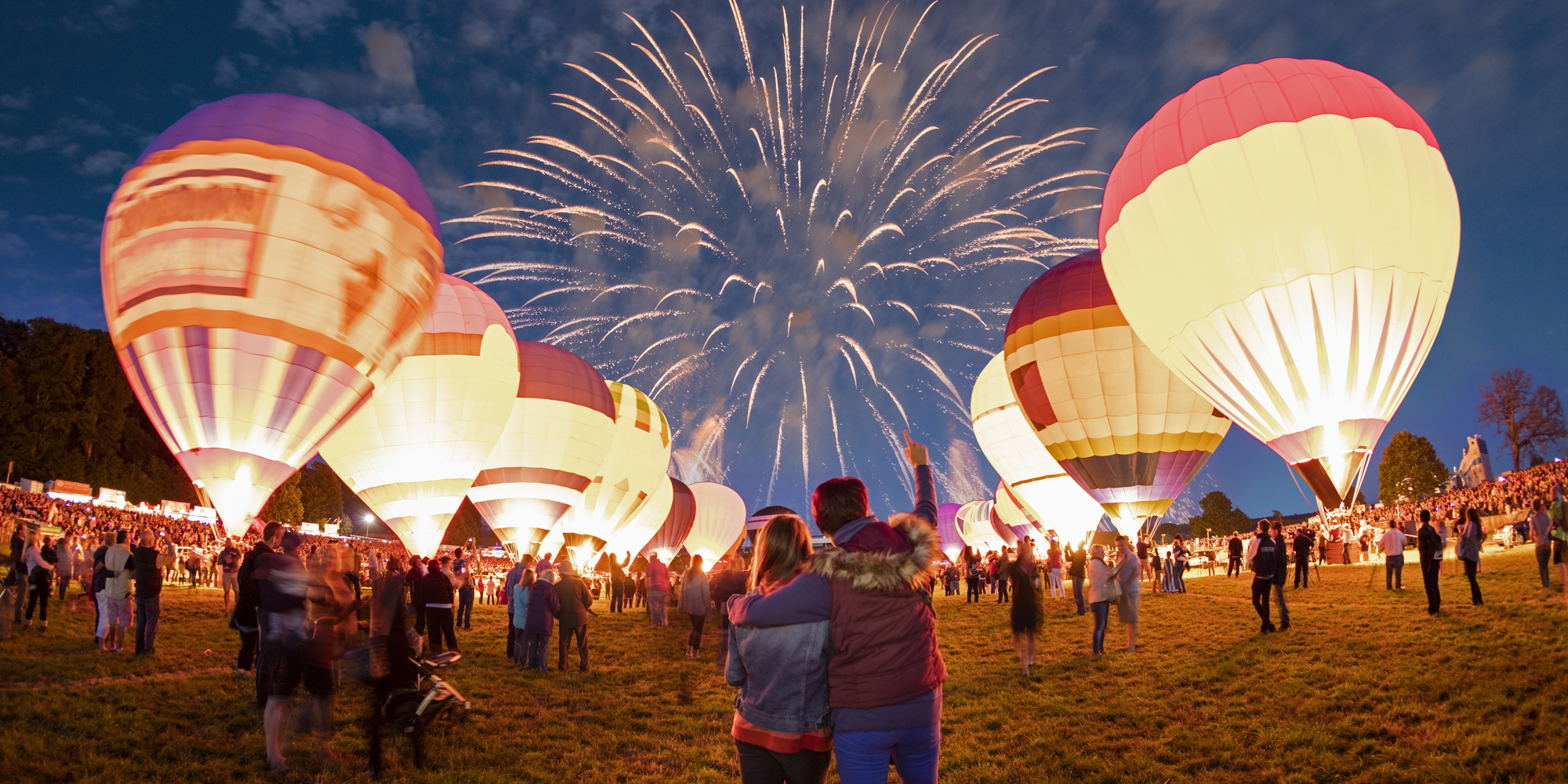 Feuerwerk und beleuchtete Heißluftballons bilden den krönenden Abschlusss der Bristol International Balloon Fiesta. © VisitBritain/Rod Edwards