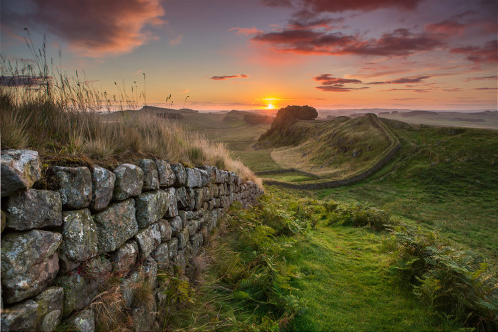 Der Hadrianswall, die römische Grenze zwischen England und Schottland, gehört zum UNESCO Weltkulturerbe. © VisitEngland/Thomas Heaton