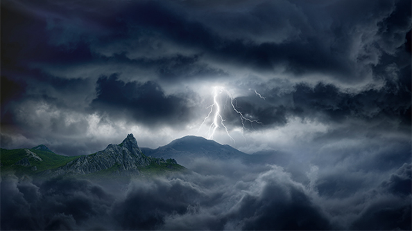 Stürmischer Himmel, Blitze und Berge © Ig0rZh / istock.com